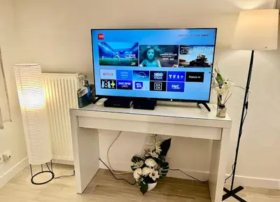 Télévision ou salle de divertissement dans l'établissement Neuf et lumineux 2min Gare - 20min Paris