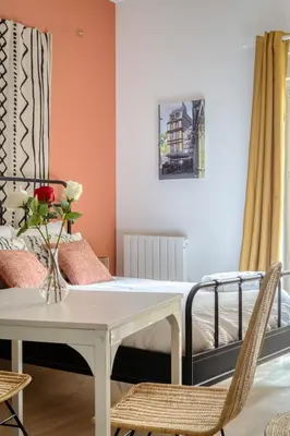 Coin salon dans l'établissement Chez jeanne - Studio rénové balnéo et balcon centre