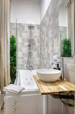 Salle de bains dans l'établissement Chez jeanne - Studio rénové balnéo et balcon centre