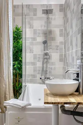 Salle de bains dans l'établissement Chez jeanne - Studio rénové balnéo et balcon centre