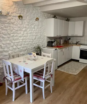Cuisine ou kitchenette dans l'établissement Maison Cosy et Typique au Coeur de Maule