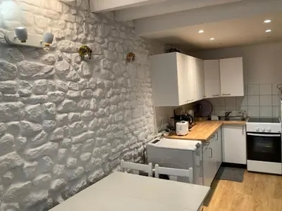Cuisine ou kitchenette dans l'établissement Maison Cosy et Typique au Coeur de Maule