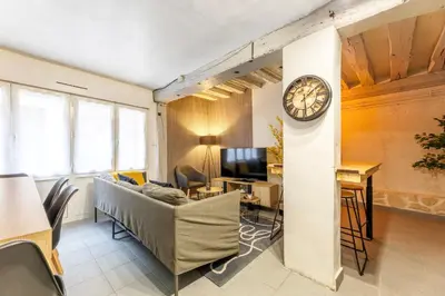 Télévision ou salle de divertissement dans l'établissement Maison de ville plein centre Rouen - TV 4K connecté - Patio - Wifi Fibre - 4 grande chambres - Proche parking gratuit - Lave Vaisselle - Lave linge