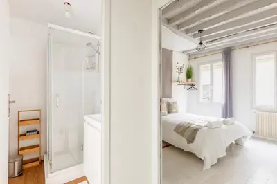 Un ou plusieurs lits dans un hébergement de l'établissement Maison de ville plein centre Rouen - TV 4K connecté - Patio - Wifi Fibre - 4 grande chambres - Proche parking gratuit - Lave Vaisselle - Lave linge