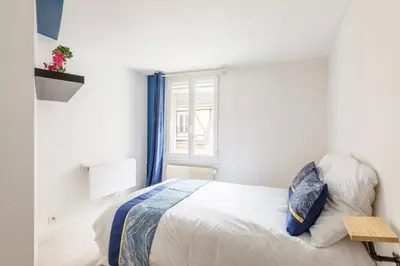Un ou plusieurs lits dans un hébergement de l'établissement Maison de ville plein centre Rouen - TV 4K connecté - Patio - Wifi Fibre - 4 grande chambres - Proche parking gratuit - Lave Vaisselle - Lave linge
