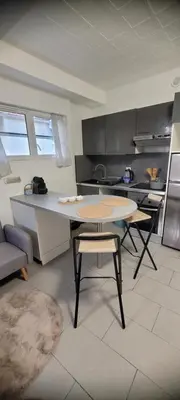 Cuisine ou kitchenette dans l'établissement Cocon cosy en plein centre ville proche Paris à 2 pas de la gare