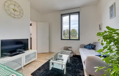 Télévision ou salle de divertissement dans l'établissement Le Hameau Paisible