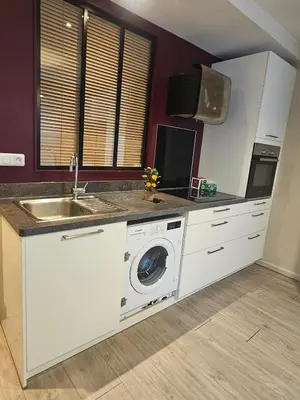 Cuisine ou kitchenette dans l'établissement Appartement entier T2 proche gare de Cergy préfecture