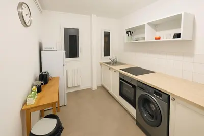 Cuisine ou kitchenette dans l'établissement Charmant T3 lumineux tout confort - 416 Elbeuf 1