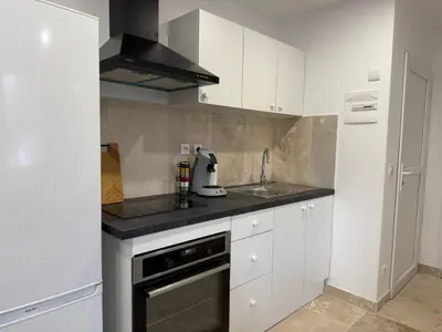 Cuisine ou kitchenette dans l'établissement Le Prestige - T2 Neuf et Equipé