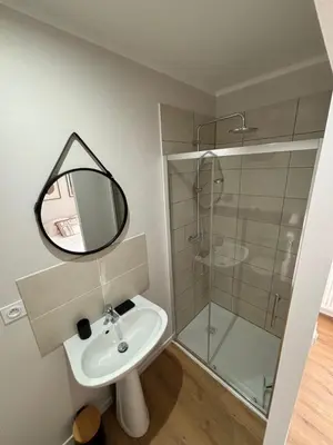 Salle de bains dans l'établissement Les meublés de l Etoile