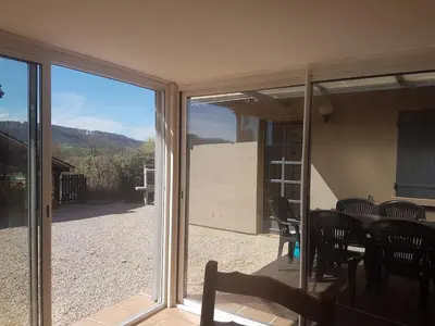 Vue générale sur la montagne ou vue sur la montagne depuis la maison de vacances
