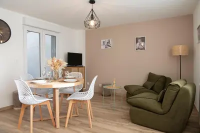 Télévision ou salle de divertissement dans l'établissement Au pied du Clocher - Centre ville
