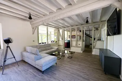 Télévision ou salle de divertissement dans l'établissement Villa piscine et spa 30 minutes de Rouen