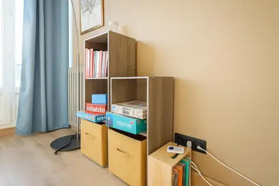 Bibliothèque dans l'appartement
