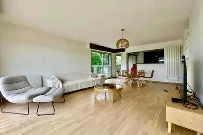 Télévision ou salle de divertissement dans l'établissement Le Papillon F3 moderne avec terrasse et parking