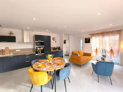 Cuisine ou kitchenette dans l'établissement L'Art Pop - Chic & Coloré Plage à 5 min en voiture