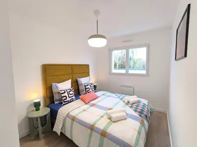 Un ou plusieurs lits dans un hébergement de l'établissement L'Art Pop - Chic & Coloré Plage à 5 min en voiture