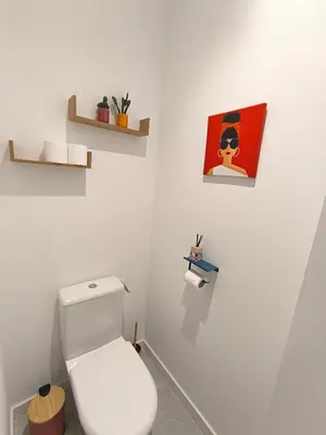 Salle de bains dans l'établissement L'Art Pop - Chic & Coloré Plage à 5 min en voiture