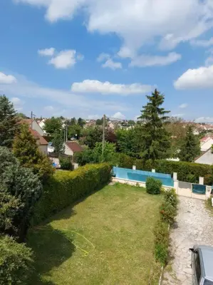Piscine de l'établissement Magnifique Studios proche de Paris dans le Yvelines ou située à proximité