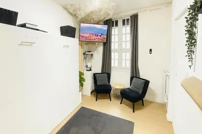 Télévision ou salle de divertissement dans l'établissement Le Cloudy Cocon calme hypercentre - 418