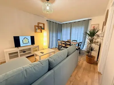 Télévision ou salle de divertissement dans l'établissement La Maison Mantaise