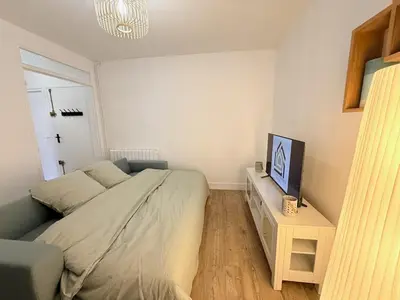 Télévision ou salle de divertissement dans l'établissement La Maison Mantaise