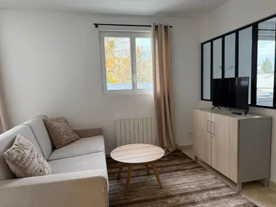 Télévision ou salle de divertissement dans l'établissement Le prestige - Charmant T2 neuf avec Terrasse