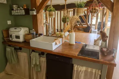 Cuisine ou kitchenette dans l'établissement La chaumière de Mauny