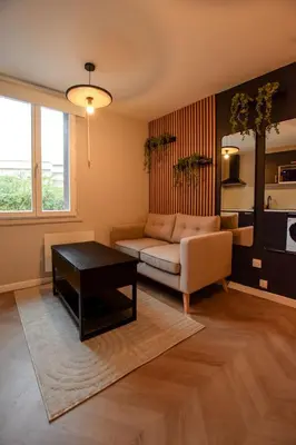Coin salon dans l'établissement Le Cocon du Jardin duplex cosy, moderne et fibre
