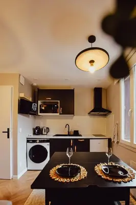 Cuisine ou kitchenette dans l'établissement Le Cocon du Jardin duplex cosy, moderne et fibre