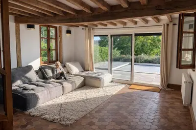 Coin salon dans l'établissement Maison de charme en Normandie