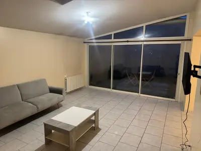 Coin salon dans l'établissement Appartement lumineux garage privé centre-ville