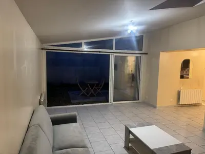Coin salon dans l'établissement Appartement lumineux garage privé centre-ville