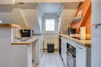 Cuisine ou kitchenette dans l'établissement Nahiba votre F2 avec vue sur Vieux-Marché