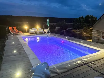 Piscine de l'établissement Le Petit Paradis tout confort avec piscine extérieure ou située à proximité