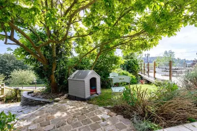 Jardin de l'établissement Le Petit Paradis tout confort avec piscine extérieure