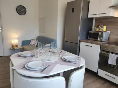 Cuisine ou kitchenette dans l'établissement Appart'HomeCity - Rouen Grand Prieuré - 1 à 3 chambres