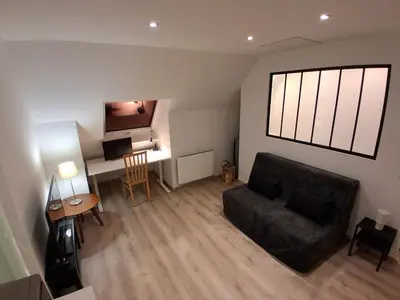 Télévision ou salle de divertissement dans l'établissement Studio meublé à la campagne