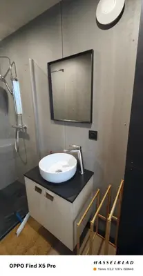 Salle de bains dans l'établissement Le cocon normand studio de jardin et son écrin de verdure