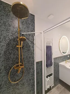 Salle de bains dans l'établissement Le Gîte Avîlloîs Famîly