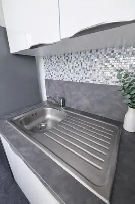 Cuisine ou kitchenette dans l'établissement Emeraude du centre Elbeuf Confort et Elegance