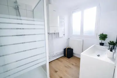 Salle de bains dans l'établissement Emeraude du centre Elbeuf Confort et Elegance