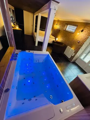 Un ou plusieurs lits dans un hébergement de l'établissement Le Cupidon & Spa