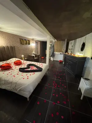 Un ou plusieurs lits dans un hébergement de l'établissement Le Cupidon & Spa