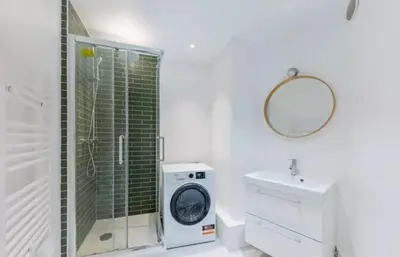 Salle de bains dans l'établissement Logement moderne pour les professionnels et les familles