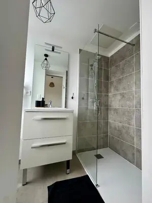 Salle de bains dans l'établissement Appartement moderne Gare de Vernon 5min Vélos inclus