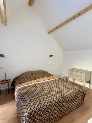Un ou plusieurs lits dans un hébergement de l'établissement Dependance au calme avec chambre sur mezzanine