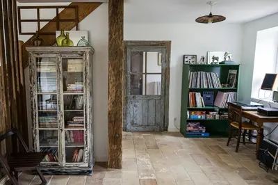 Bibliothèque dans la maison de vacances