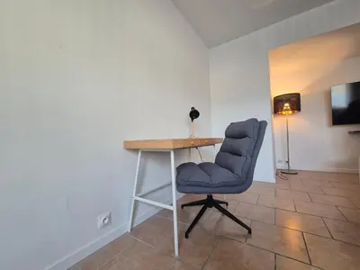 Télévision ou salle de divertissement dans l'établissement Maison de Ville Climatisée à 10 minutes de Rouen